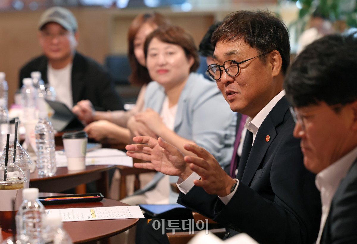 ▲최휘영 문화체육관광부 장관이 2일 서울 종로구 예술가의 집에서 공연예술 분야 현장예술인을 만나 간담회를 갖고 공연예술계 현장 의견을 수렴하고 있다. (문체부)