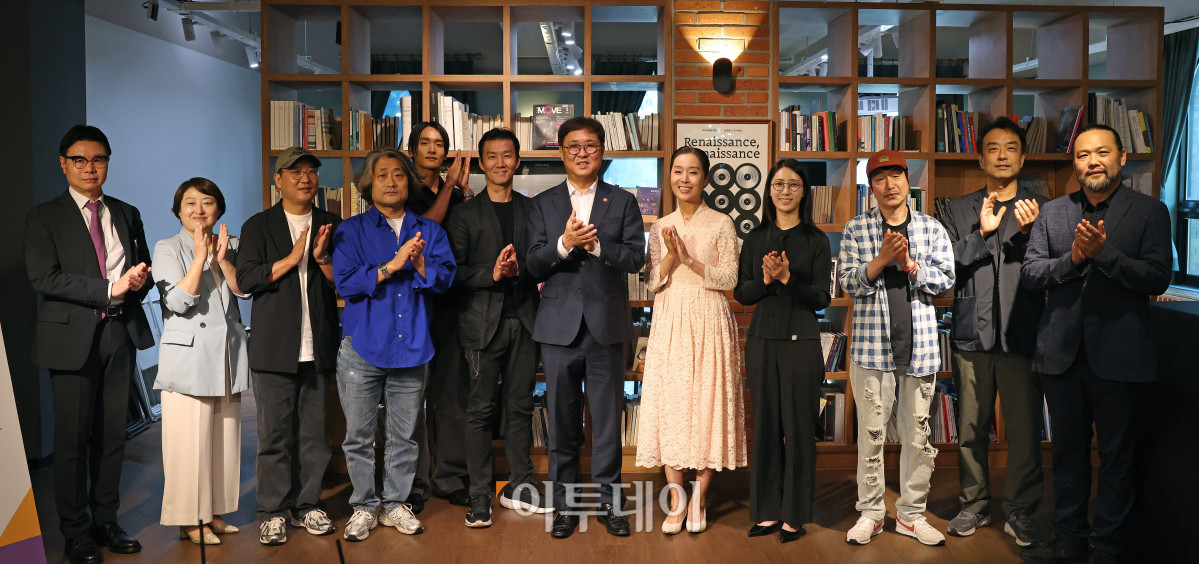 ▲최휘영 문화체육관광부 장관이 2일 서울 종로구 예술가의 집에서 공연예술 분야 현장예술인을 만나 간담회를 마치고 기념촬영을 하고 있다. (문체부)