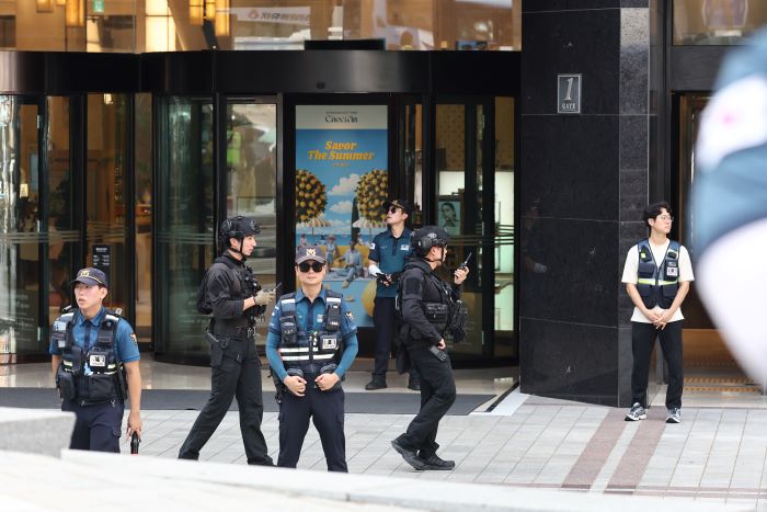 ▲지난달 5일 서울 중구 명동 신세계백화점 본점에 폭발물을 설치했다는 협박 글이 인터넷 커뮤니티에 올라와 신고받고 출동한 경찰이 수색하고 있다.
 (사진제공=연합뉴스)