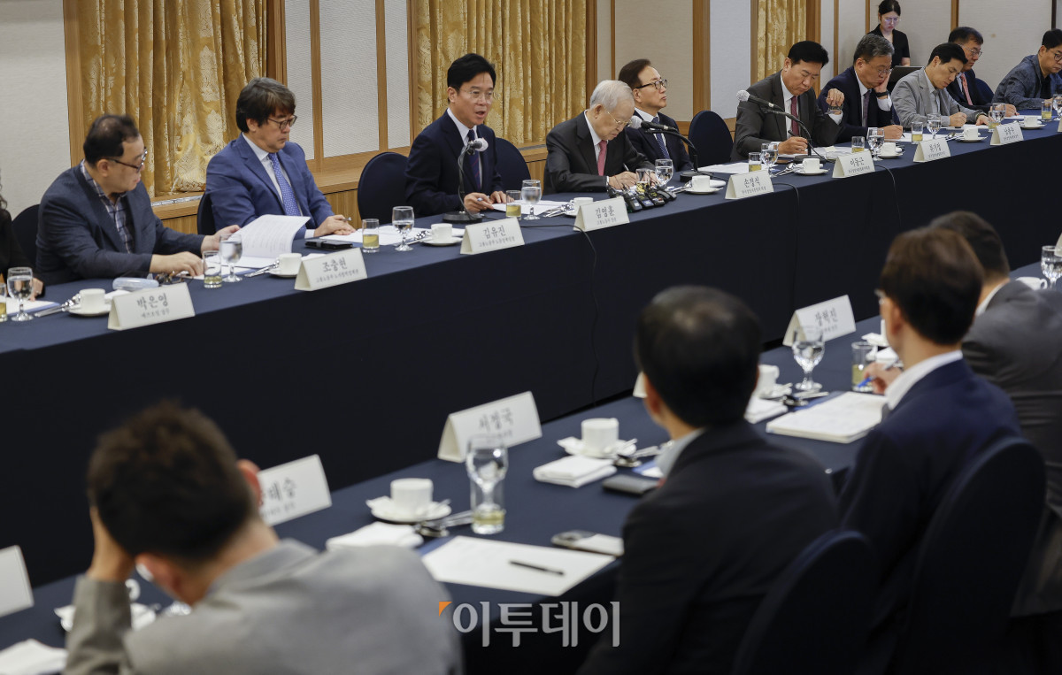 ▲김영훈 고용노동부 장관이 3일 서울 중구 한국프레스센터에서 열린 주요 기업 CHO 간담회에서 인사말을 하고 있다. 조현호 기자 hyunho@