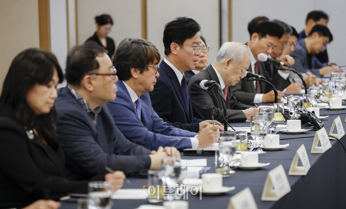 ▲김영훈 고용노동부 장관이 3일 서울 중구 한국프레스센터에서 열린 주요 기업 CHO 간담회에서 인사말을 하고 있다. 조현호 기자 hyunho@