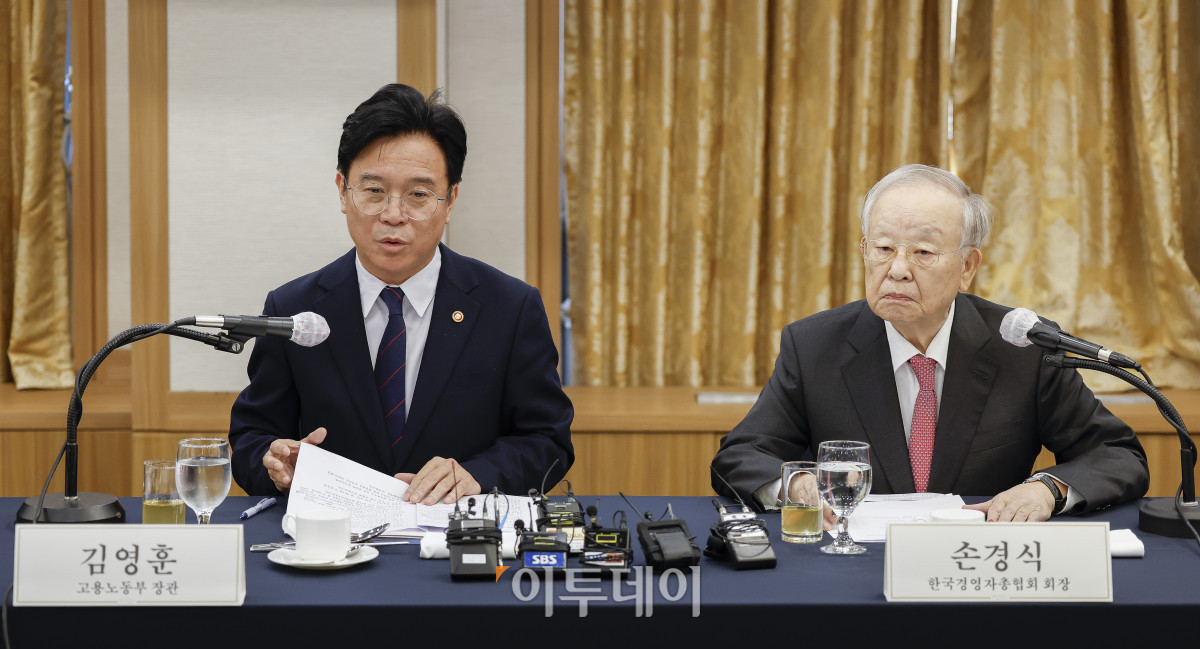 ▲김영훈 고용노동부 장관이 3일 서울 중구 한국프레스센터에서 열린 주요 기업 CHO 간담회에서 인사말을 하고 있다. 조현호 기자 hyunho@