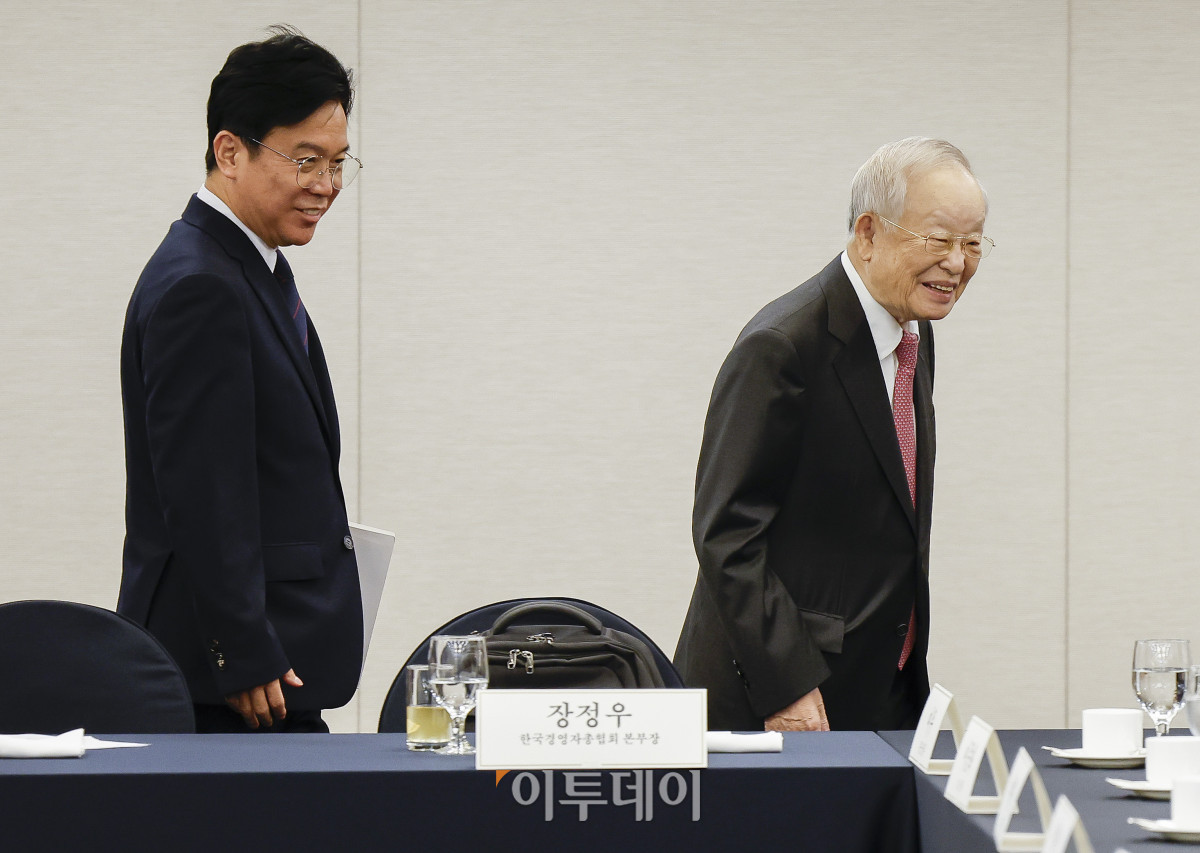 ▲김영훈(왼쪽) 고용노동부 장관과 손경식 한국경영자총협회장이 3일 서울 중구 한국프레스센터에서 열린 주요 기업 CHO 간담회에 참석하고 있다. 조현호 기자 hyunho@