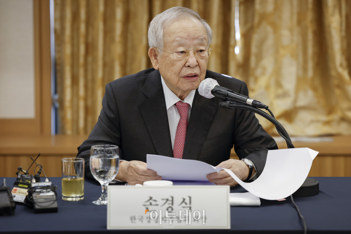 ▲손경식 한국경영자총협회장이 3일 서울 중구 한국프레스센터에서 열린 주요 기업 CHO 간담회에서 인사말을 하고 있다. 조현호 기자 hyunho@