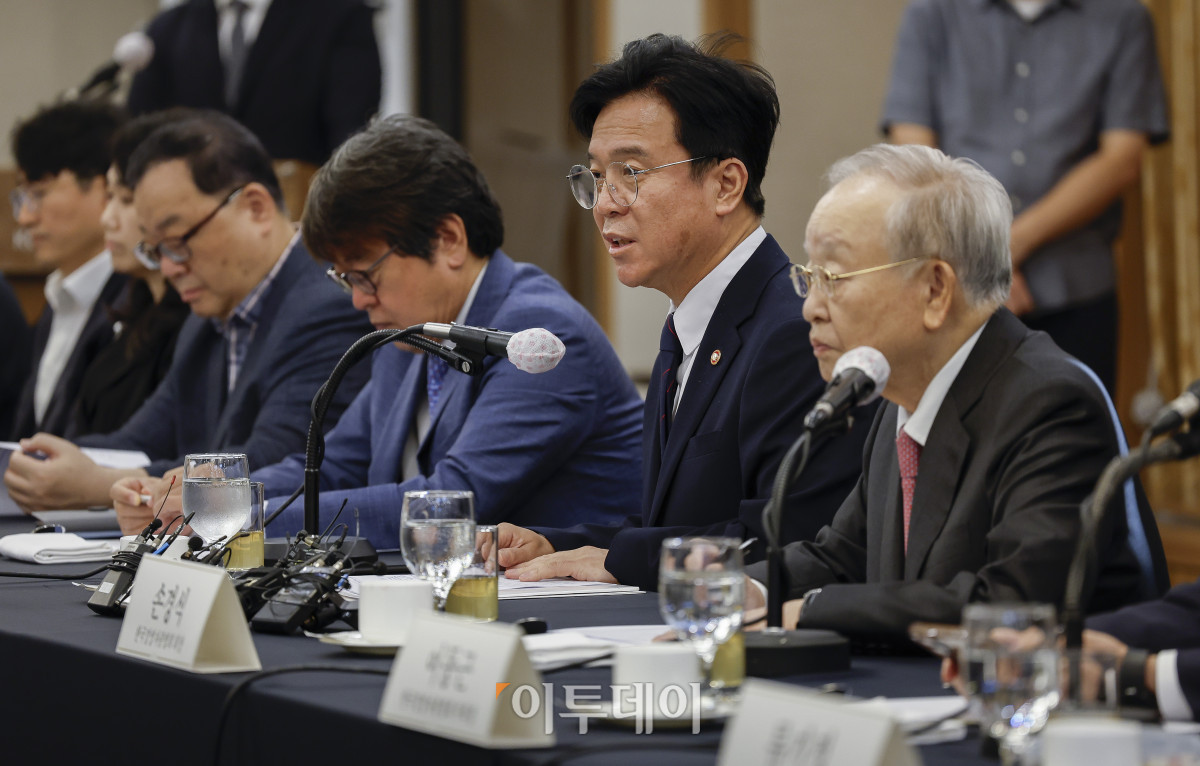 ▲김영훈 고용노동부 장관이 3일 서울 중구 한국프레스센터에서 열린 주요 기업 CHO 간담회에서 인사말을 하고 있다. 조현호 기자 hyunho@