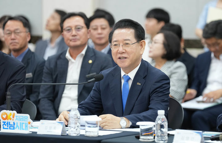 ▲김영록 전남지사가 나주시청에서 열린 나주시 정책비전 투어에 참석, 인사말을 하고 있다. (사진제공=전남도)