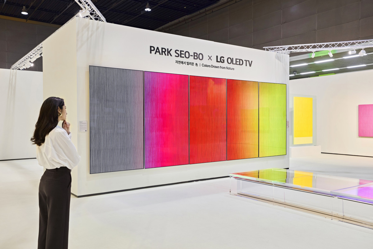 ▲LG전자가 '프리즈 서울 2025'에서 한국 단색화 거장 故 박서보 화백의 작품을 LG 올레드 TV의 독보적인 화질로 재해석한 미디어아트 작품으로 선보인다. 사진은 'LG OLED TV 라운지' 중앙에 97형 LG 올레드 TV 8대로 구현한 故 박서보 화백의 '묘법(描法)' 연작 미디어아트 메인 전시존. (사진제공-LG전자)