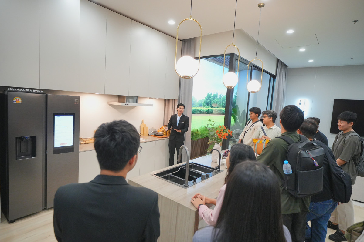 ▲태국 방콕에 위치한 삼성전자 비즈니스 익스피리언스 스튜디오(BES)를 찾은 방문객들이 '스마트홈' 콘셉트의 전시 공간에서 스마트싱스로 연결돼 한층 쉽고 편리해진 개인 맞춤형 공간을 경험하고 있다.  (사진제공-삼성전자)