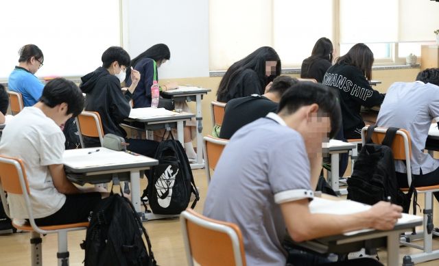 ▲울산 중구 약사고등학교에서 고3 수험생들이 시험을 치르고 있다. (뉴시스)