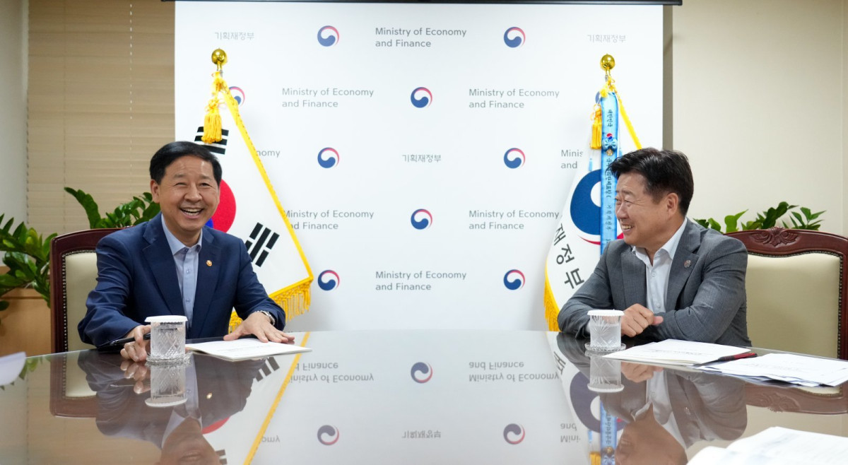 ▲오영훈 제주도지사(오른쪽)가 정부서울청사에서 구윤철 경제부총리 겸 기획재정부 장관과 만나 내년도 주요 현안사업에 대한 국비 지원을 건의하고 있다. (사진제공=제주도)