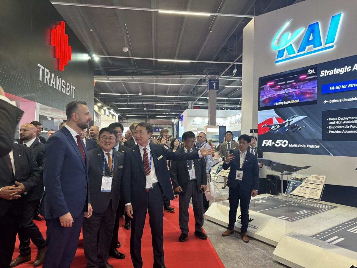 ▲KAI 부스를 방문한 부아디스와프 코시니악-카미슈 폴란드 부총리 겸 국방장관이 KAI 대표이사 차재병 부사장에게 설명을 듣고 있다. (KAI)