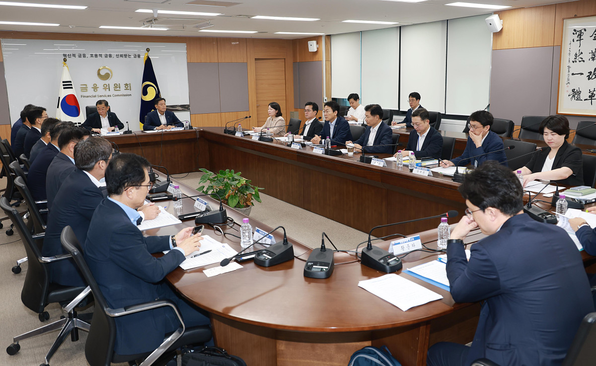 ▲권대영 금융위원회 부위원장이 3일 오전 서울 정부서울청사에서 금융감독원, 정책금융기관, 5대금융지주 관계자들과 함께 '미국 상호관세 부과 대응을 위한 금융지원 방안'을 논의하고 있다. (사진제공=금융위원회)