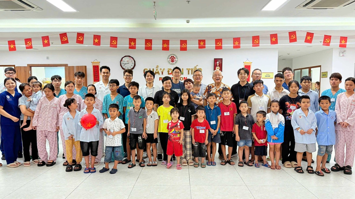 ▲봉사단이 얼굴 기형 수술을 진행한 아이들과 기념 사진을 촬영 중이다. (분당서울대병원)