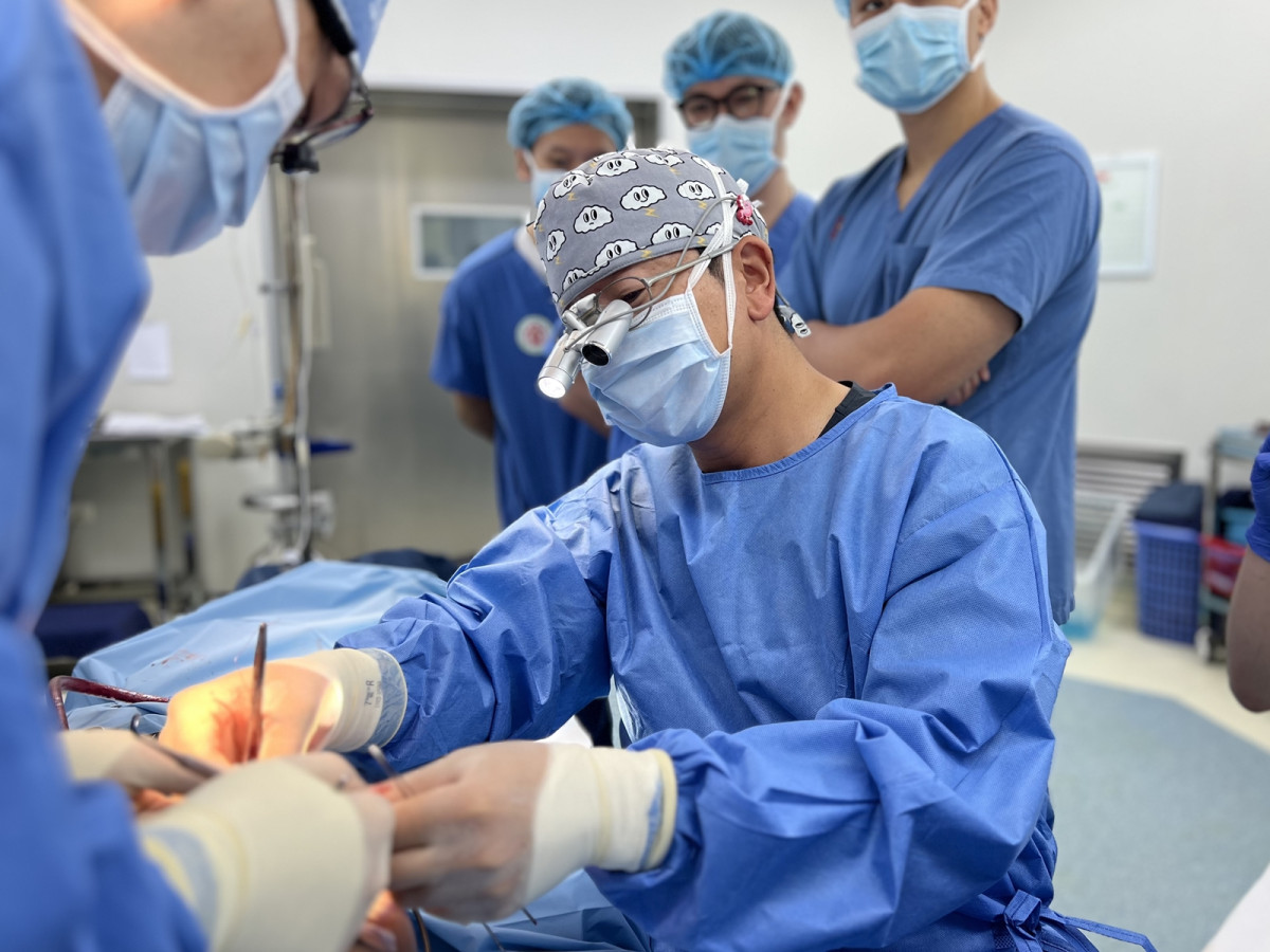 ▲김백규 분당서울대병원 성형외과 교수가 안면기형 수술을 집도하고 있다. (분당서울대병원)