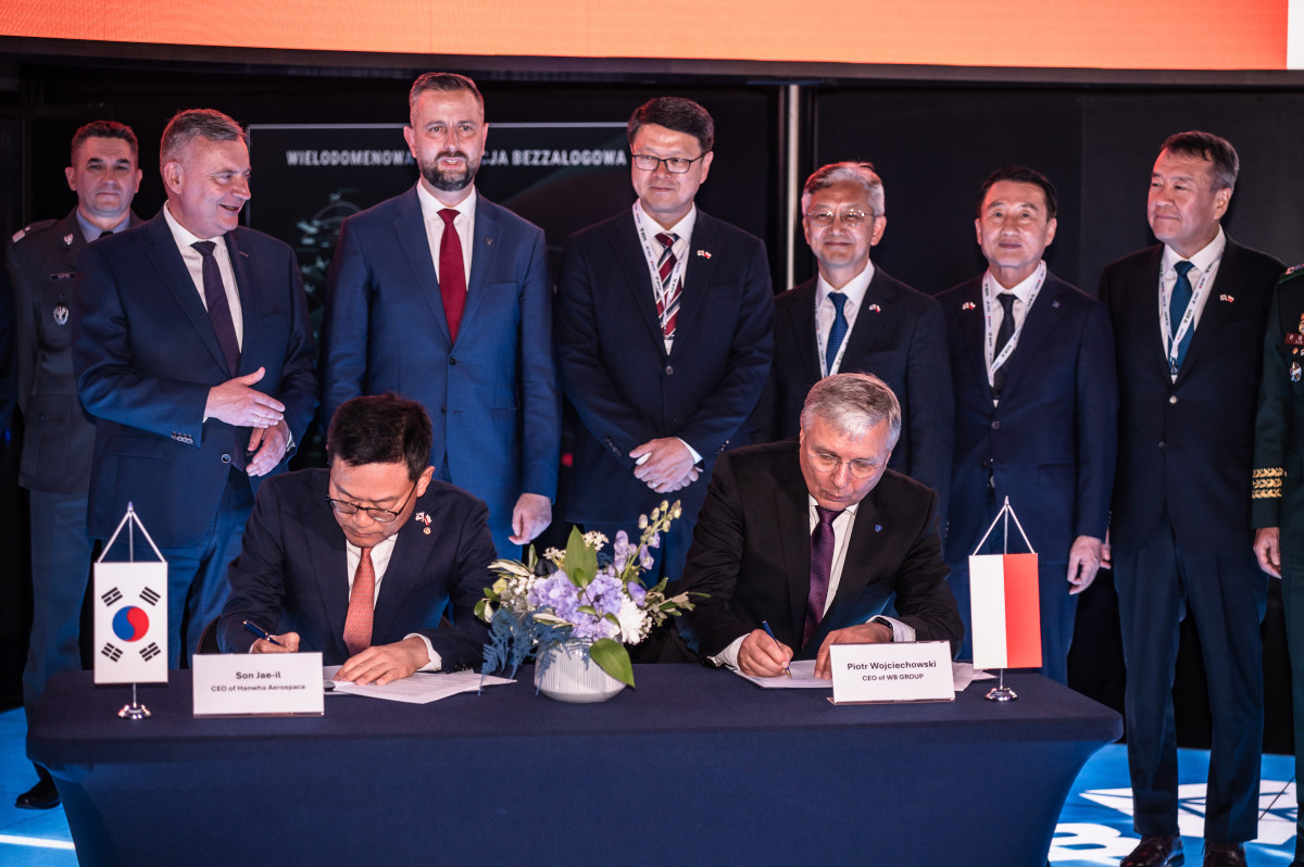 ▲2일(현지시간) 폴란드 키엘체 국제 방위산업 전시회(MSPO 2025)에서 열린 천무 유도탄 생산을 위한 현지 합작법인 계약식에서 손재일 한화에어로스페이스 대표(앞줄 왼쪽), 피오트르 보이첵 WB그룹 회장(앞줄 오른쪽)이 계약서에 서명하고 있다. 서명식에는 (뒷줄 왼쪽부터)파베우 베이다 국방부 차관, 코시니악 카미슈 국방부 장관 겸 부총리, 조현기 국방부 자원관리실장, 태준열 한국대사, 신상범 기품원장, 방극철 방사청 기반전력사업본부장이 참석했다. (사진= 한화에어로스페이스)