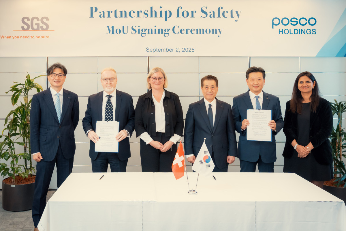 ▲포스코그룹이 2일(현지시간) 스위스 제네바에서 SGS사와 포스코그룹 안전 관리 체계 혁신을 위한 MOU를 맺었다. 사진은 왼쪽 두번째 부터 말콤 리드 SGS 유럽 총괄, 마르타 블라치코바 CFO, 포스코그룹 장인화 회장. (사진= 포스코그룹)