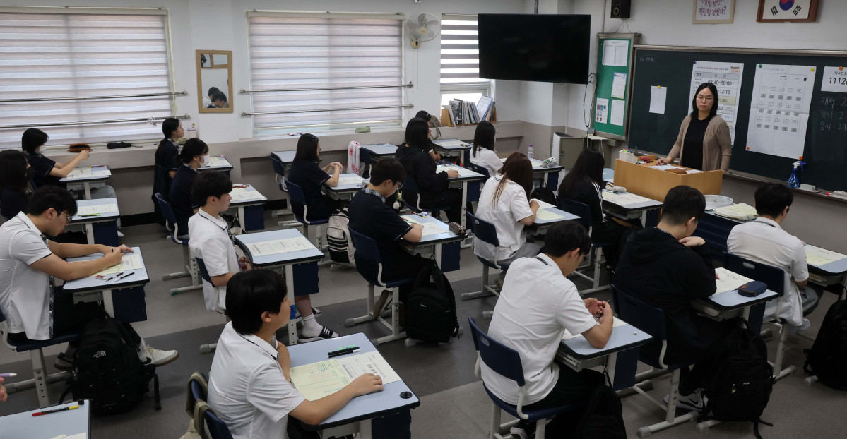 ▲2026학년도 대학수학능력시험 모의평가가 실시된 3일 서울 금천구 금천고등학교에서 고3 학생들이 시험 준비를 하고 있다. 사진공동취재단