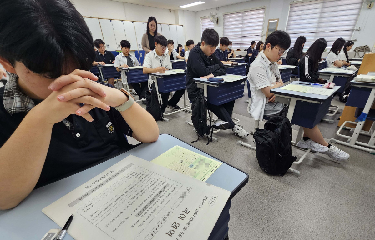 ▲2026학년도 대학수학능력시험 모의평가가 실시된 3일 서울 금천구 금천고등학교에서 고3 학생들이 시험 준비를 하고 있다. 사진공동취재단