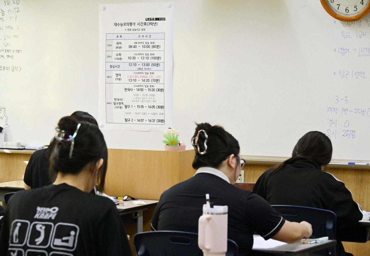▲2026학년도 대학수학능력시험 모의평가가 실시된 3일 서울 영등포구 여의도여고에서 고3 학생들이 시험 준비를 하고 있다. 사진공동취재단