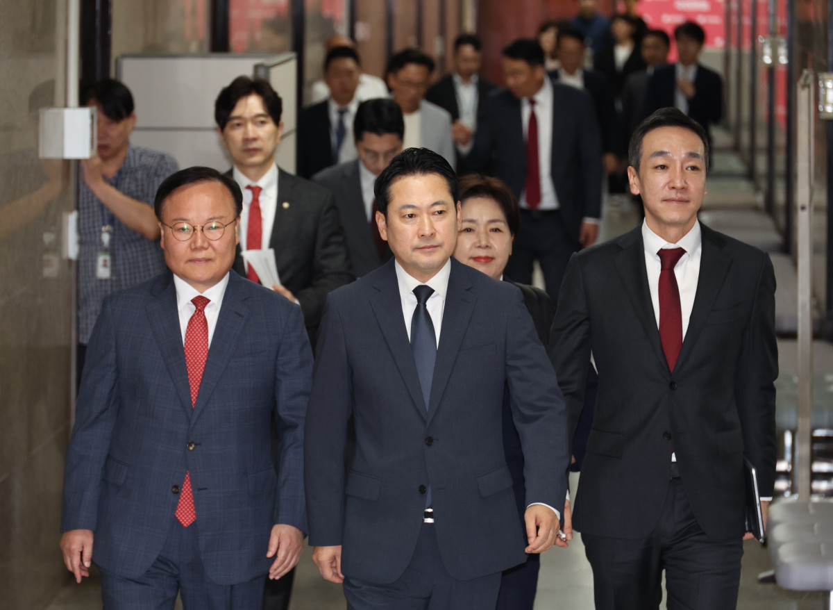 ▲장동혁 국민의힘 대표가 3일 오전 서울 여의도 국회에서 긴급 최고위원회의에 참석하고 있다. 왼쪽부터 김재원 최고위원, 장 대표, 김민수 최고위원. 2025.09.03.  (뉴시스)