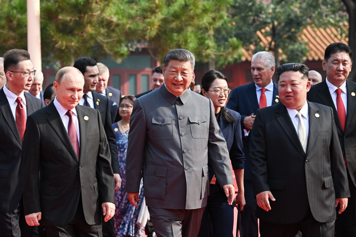 ▲왼쪽부터 블라디미르 푸틴 러시아 대통령, 시진핑 중국 국가주석, 김정은 북한 국무위원장이 3일 베이징 톈안먼광장 '중국인민 항일전쟁 및 세계 반파시스트 전쟁 승리(전승절) 80주년' 행사에 참석하기 위해 나란히 걷고 있다.  (베이징/타스연합뉴스)