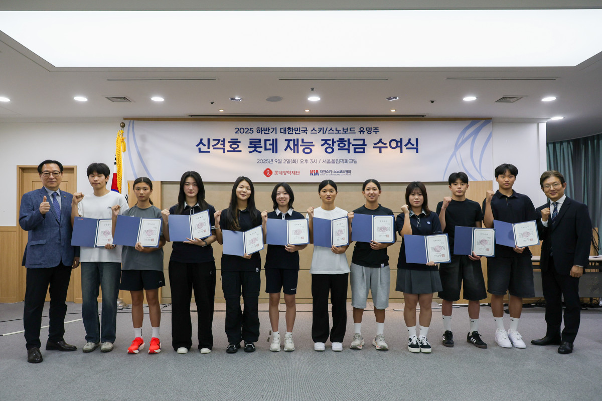 ▲2일 신격호 롯데 재능 장학금 수여식에서 장학생들이 수여식에서 장학증서와 함께 단체사진을 촬영하고 있다.  (사진제공=롯데장학재단)