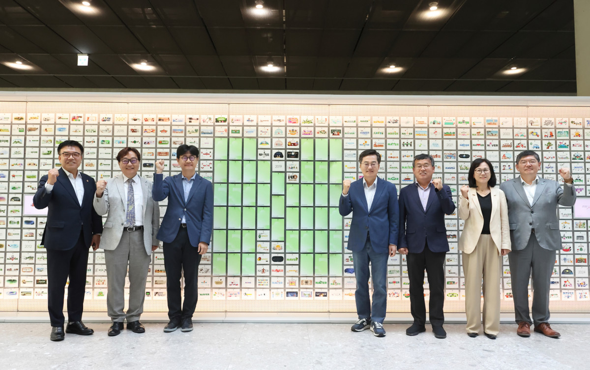 ▲3일 오전 네이버 1784에서 열린 2025년 제2차 경기도 기후위기대응위원회 전체회의에서 김동연 경기도지사와 기후위기대응위기 위원회 위원들과 함께 기념촬영을 하고 있다. (경기도)