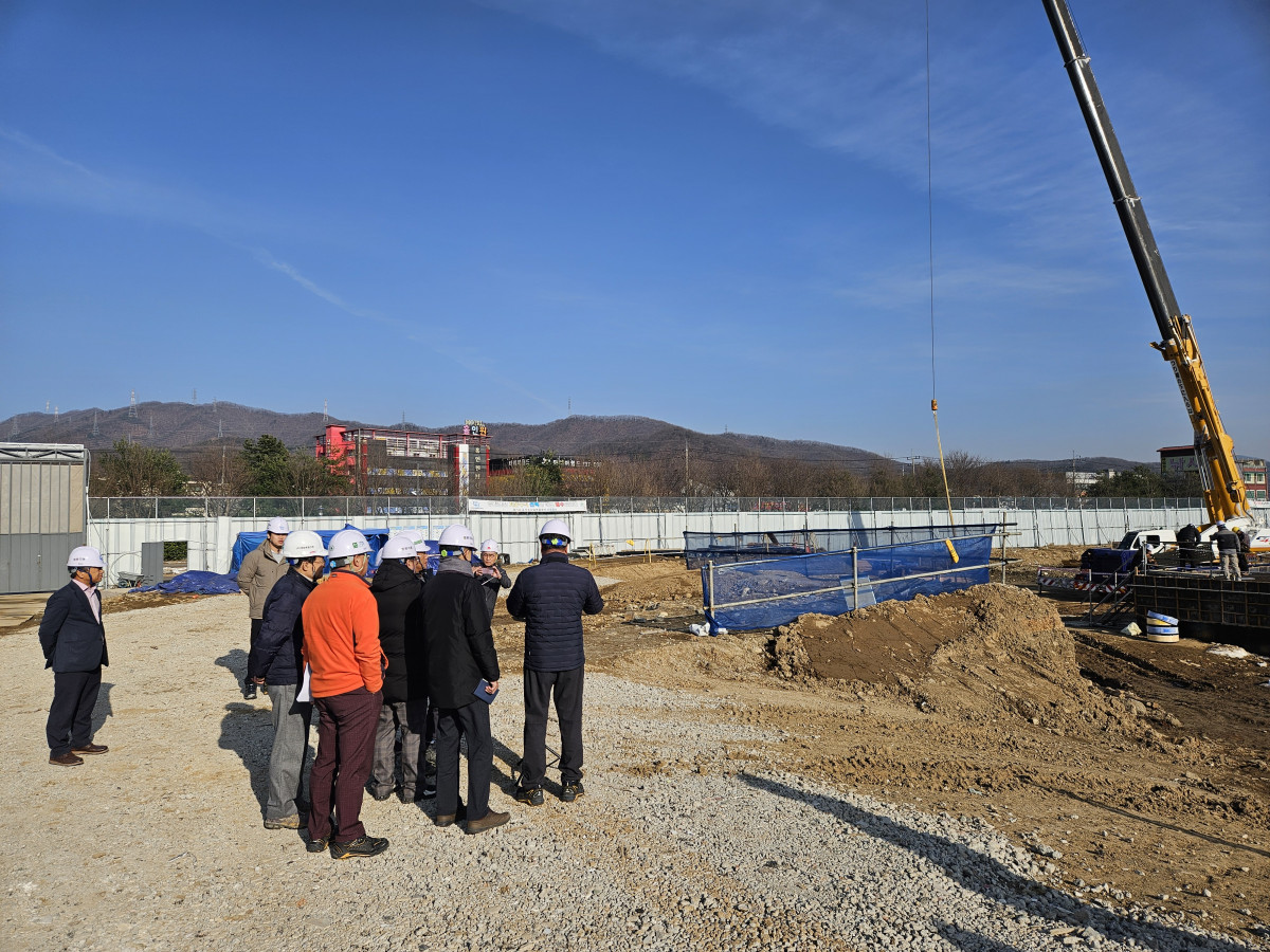 ▲도민권익위원회 옴부즈만으로 위촉된 전문가들이 건설 현장에서 공공사업 점검를 하고 있다. (경기도)