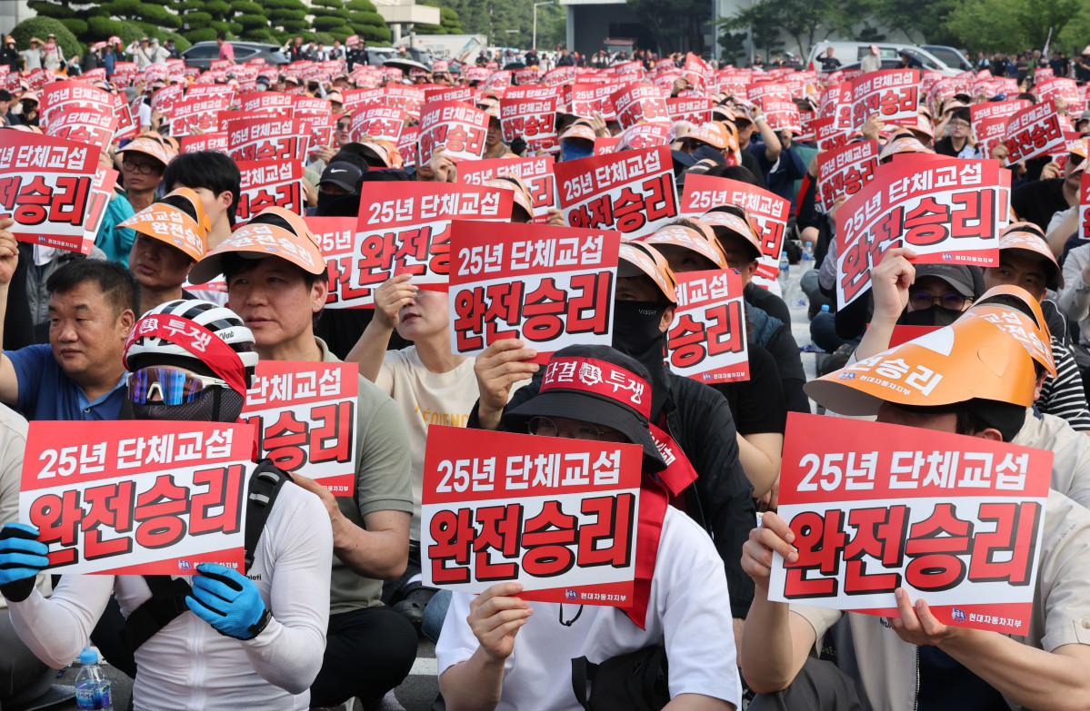 ▲6월 현대자동차 울산공장에서 열린 올해 임단협 출정식에서 노조 조합원들이 손피켓을 들고 구호를 외치고 있다. (사진=연합뉴스)