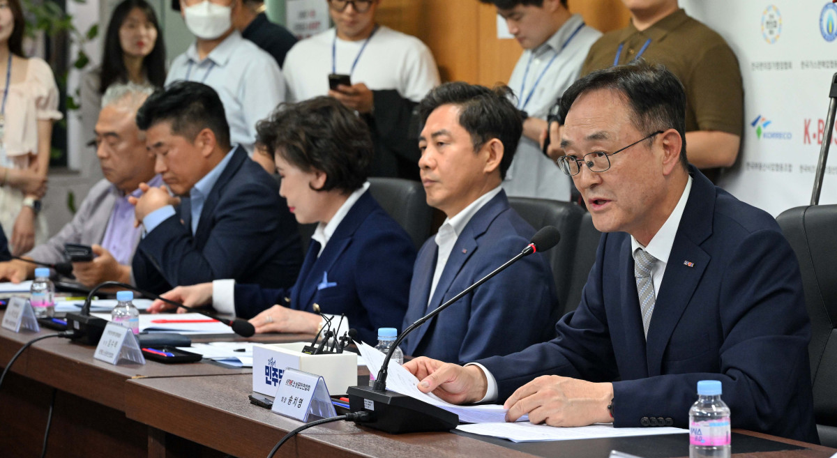 ▲송치영 소상공인연합회장이 3일 서울 여의도 소상공인연합회에서 열린 정청래 더불어민주당 대표와의 정책간담회에서 인사말을 하고 있다. 신태현 기자 holjjak@