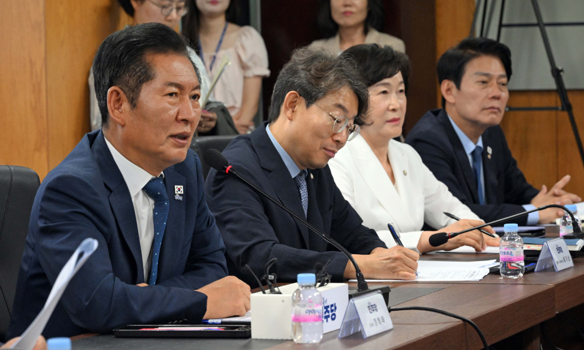 ▲정청래 더불어민주당 대표가 3일 서울 여의도 소상공인연합회를 찾아 정책간담회를 열고 인사말을 하고 있다. 신태현 기자 holjjak@