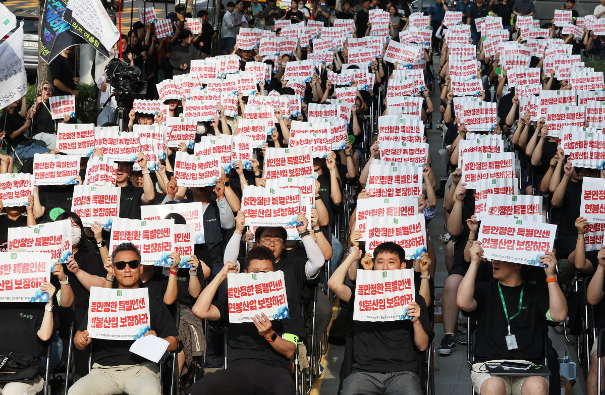 ▲민주노총 화섬식품노조 네이버지회(공동성명) 조합원들이 지난달 27일 경기도 성남시 네이버 본사 앞에서 손자회사 6개 법인의 2025년 임금ㆍ단체교섭 체결을 촉구하는 집회를 열고 있다. (사진=연합뉴스)