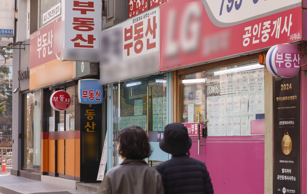 ▲서울 용산구 한 공인중개사 사무소 앞으로 시민들이 이동하고 있다. (이투데이DB)