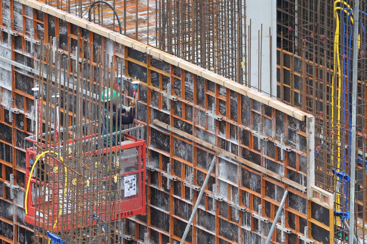 ▲서울 시내 한 아파트 건설 현장에서 작업자가 작업을 하고 있다. (기사와 관련 없는 자료 사진) (사진제공=연합뉴스)