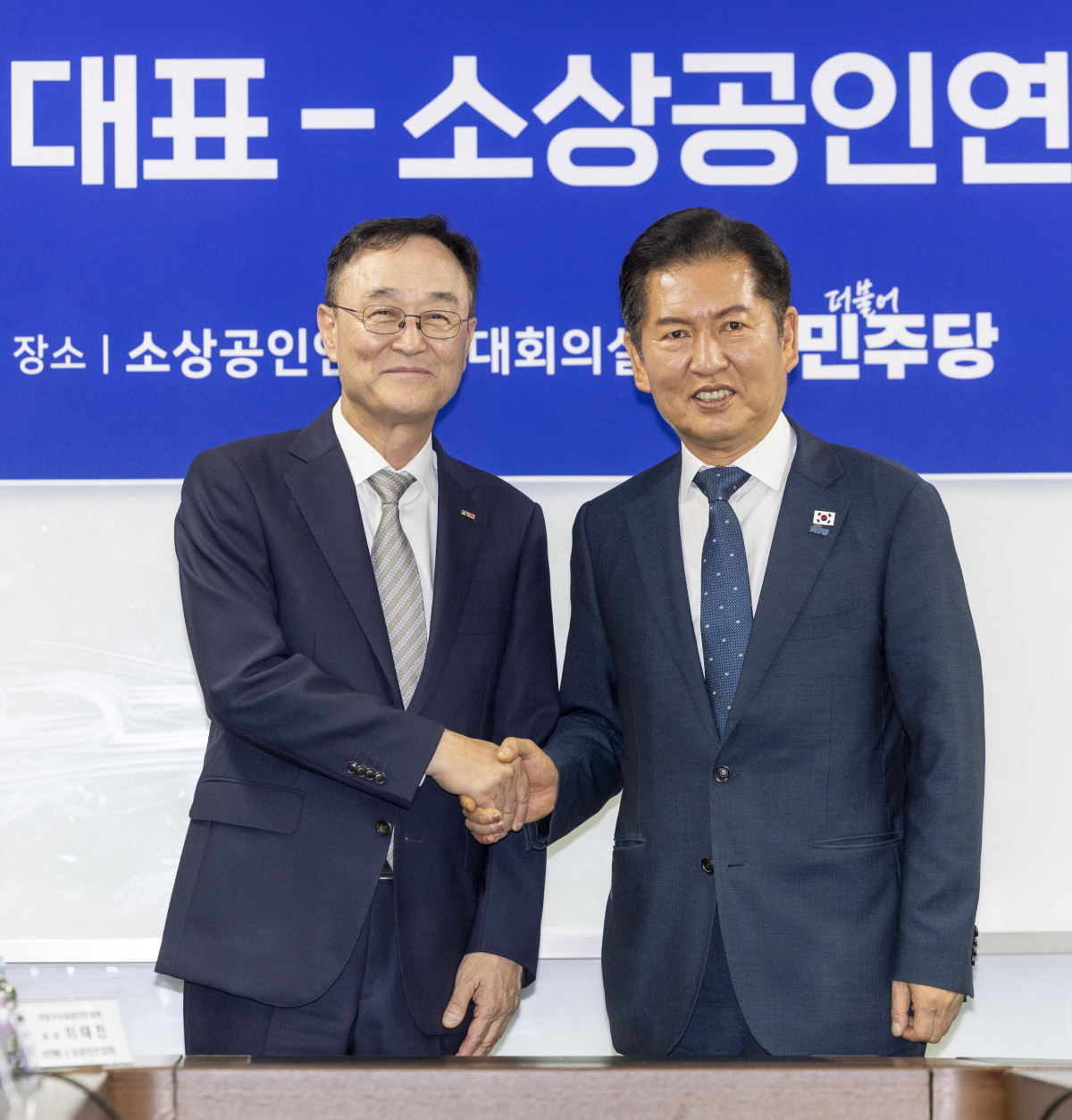 ▲정청래 더불어민주당 대표가 3일 서울 영등포구 소상공인연합회에서 열린 정책간담회에 참석해 송치영 회장과 악수하고 있다. (연합뉴스)