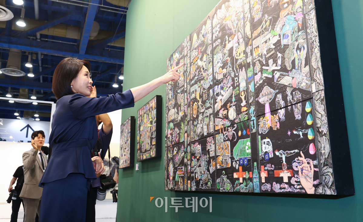 ▲이재명 대통령의 부인 김혜경 여사가 3일 서울 강남구 코엑스에서 열린 키아프 서울 2025(Kiaf SEOUL 2025)에서 전시된 작품들을 관람하고 있다. 조현호 기자 hyunho@