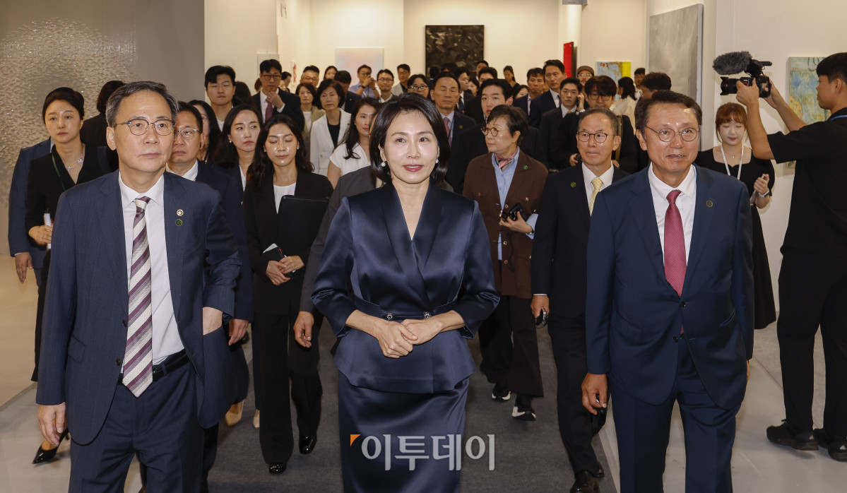 ▲이재명 대통령의 부인 김혜경 여사가 3일 서울 강남구 코엑스에서 열린 키아프 서울 2025(Kiaf Seoul 2025)에서 전시된 작품들을 관람하고 있다. 조현호 기자 hyunho@