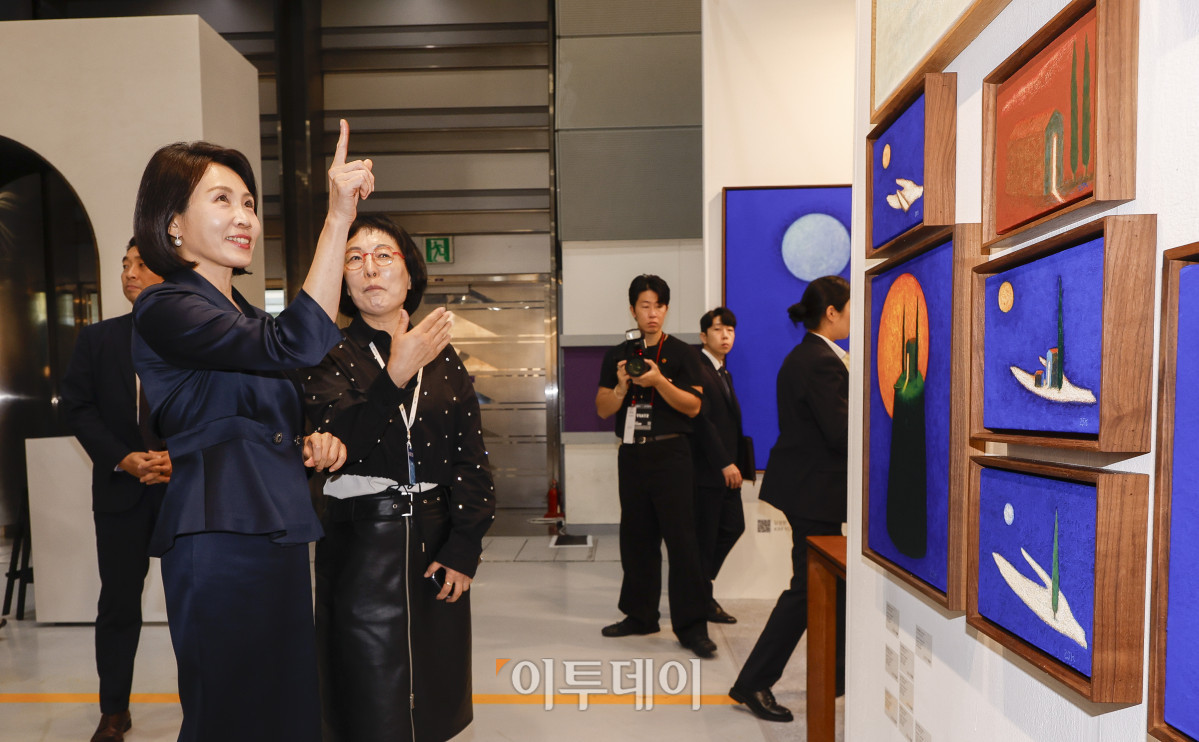 ▲이재명 대통령의 부인 김혜경 여사가 3일 서울 강남구 코엑스에서 열린 키아프 서울 2025(Kiaf Seoul 2025)에서 전시된 작품들을 관람하고 있다. 조현호 기자 hyunho@