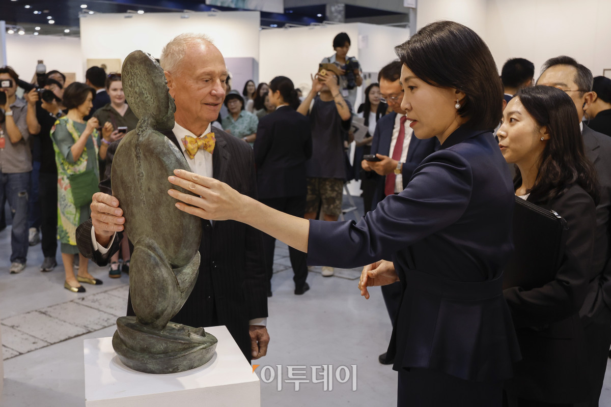 ▲이재명 대통령의 부인 김혜경 여사가 3일 서울 강남구 코엑스에서 열린 키아프 서울 2025(Kiaf Seoul 2025)에서 전시된 작품들을 관람하고 있다. 조현호 기자 hyunho@