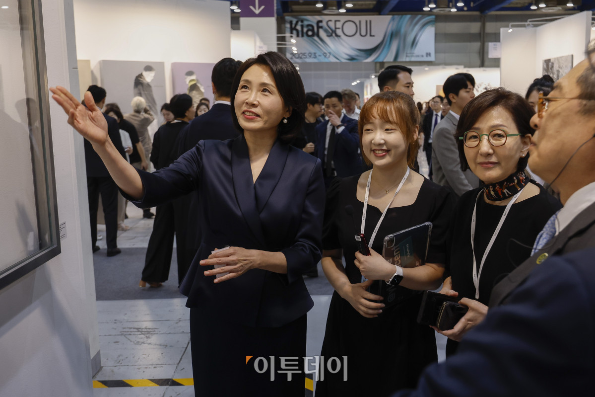 ▲이재명 대통령의 부인 김혜경 여사가 3일 서울 강남구 코엑스에서 열린 키아프 서울 2025(Kiaf Seoul 2025)에서 전시된 작품들을 관람하고 있다. 조현호 기자 hyunho@