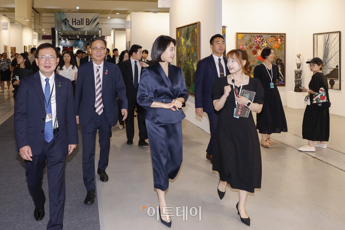▲이재명 대통령의 부인 김혜경 여사가 3일 서울 강남구 코엑스에서 열린 키아프 서울 2025(Kiaf Seoul 2025)에서 전시된 작품들을 관람하고 있다. 조현호 기자 hyunho@