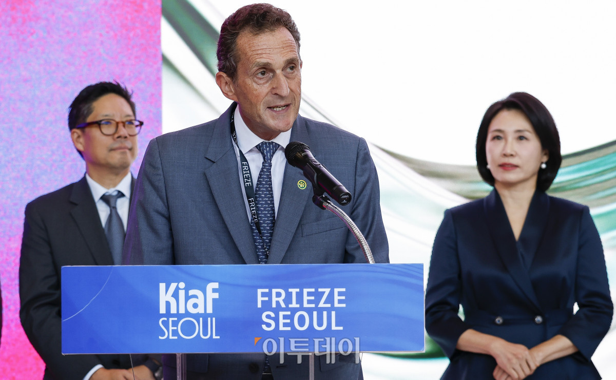 ▲사이먼 폭스 프리즈 CEO가 3일 서울 강남구 코엑스에서 열린 프리즈 서울·키아프 서울 개막식에서 인사말을 하고 있다. 조현호 기자 hyunho@