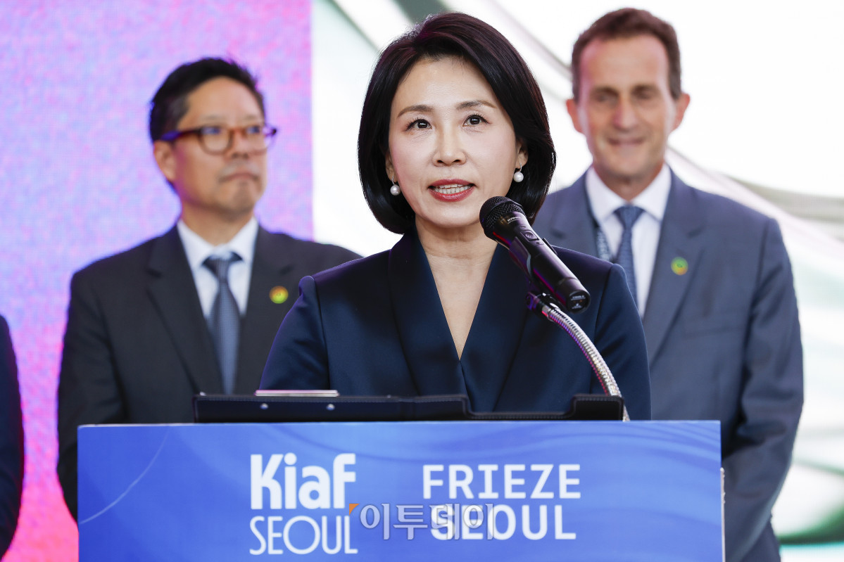 ▲이재명 대통령의 부인 김혜경 여사가 3일 서울 강남구 코엑스에서 열린 프리즈 서울·키아프 서울 개막식에서 축사를 하고 있다. 조현호 기자 hyunho@