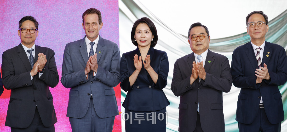 ▲이재명 대통령의 부인 김혜경(왼쪽 세 번째) 여사와 구자열(왼쪽 네 번째) 키아프 조직위원장, 사이먼 폭스(왼쪽 두 번째) 프리즈 CEO 등 참석자들이 3일 서울 강남구 코엑스에서 열린 프리즈 서울·키아프 서울 개막식에서 기념촬영을 하고 있다. 조현호 기자 hyunho@