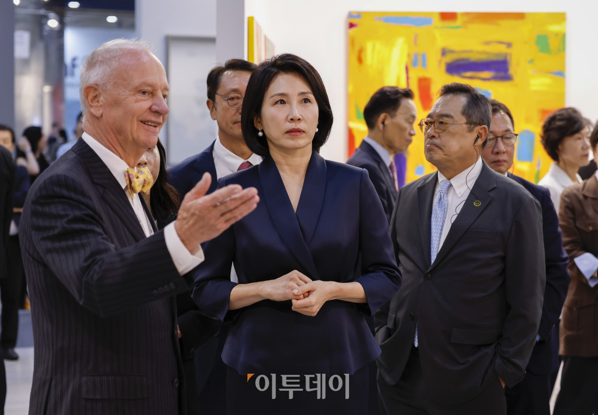 ▲이재명 대통령의 부인 김혜경 여사가 3일 서울 강남구 코엑스에서 열린 키아프 서울 2025(Kiaf Seoul 2025)에서 전시된 작품들을 관람하고 있다. 조현호 기자 hyunho@