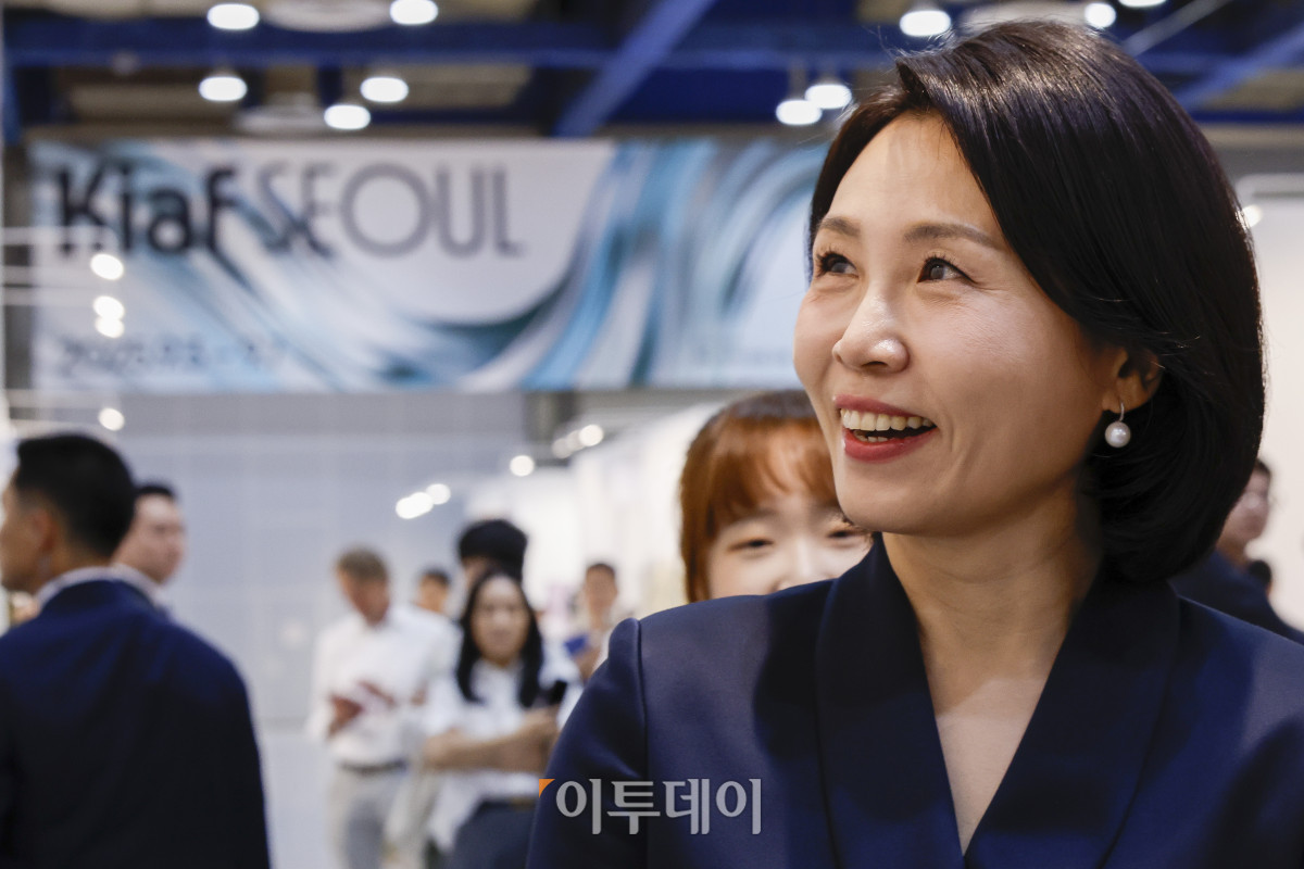 ▲이재명 대통령의 부인 김혜경 여사가 3일 서울 강남구 코엑스에서 열린 키아프 서울 2025(Kiaf Seoul 2025)에서 전시된 작품들을 관람하고 있다. 조현호 기자 hyunho@