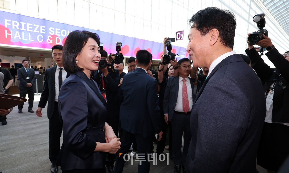 ▲이재명 대통령의 부인 김혜경(왼쪽) 여사와 오세훈 서울시장이 3일 서울 강남구 코엑스에서 열린 프리즈 서울 2025(Frieze Seoul 2025)에서인사를 하고 있다. 조현호 기자 hyunho@