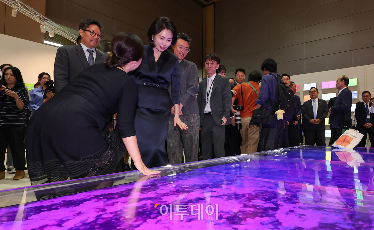 ▲이재명 대통령의 부인 김혜경 여사가 3일 서울 강남구 코엑스에서 열린 프리즈 서울 2025(Frieze Seoul 2025)에 LG OELD 부스를 찾아 관람하고 있다. 조현호 기자 hyunho@