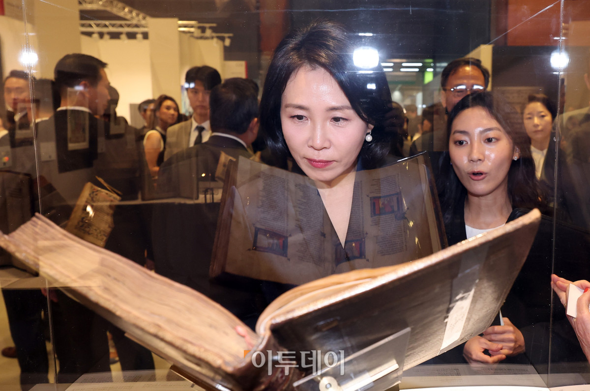 ▲이재명 대통령의 부인 김혜경 여사가 3일 서울 강남구 코엑스에서 열린 프리즈 서울 2025(Frieze Seoul 2025)에서 전시된 작품들을 관람하고 있다. 조현호 기자 hyunho@