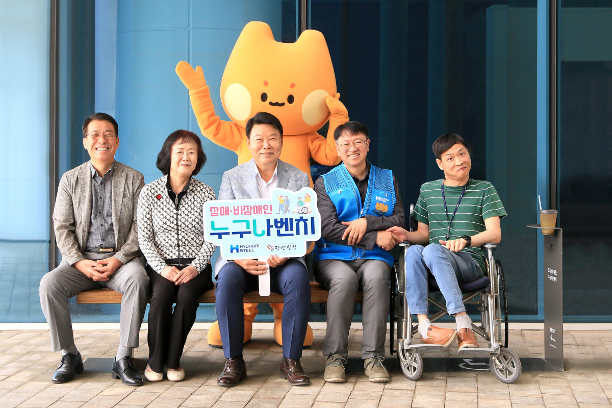 ▲현대제철이 2일 당진시청에서 '누구나 벤치' 기증식을 갖고 관계자들과 함께 기념촬영을 하고 있다. 왼쪽 세 번째부터 오성환 당진시장, 박천탁 현대제철 실장. (사진제공=현대제철)